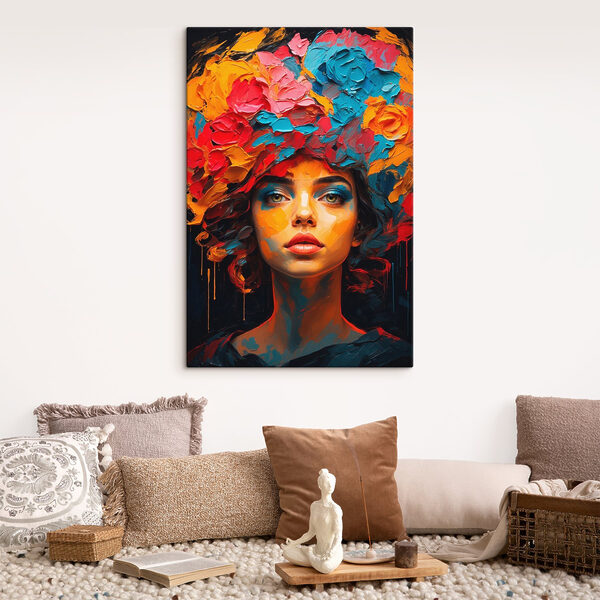 Femeie cu flori colorate pe cap Femeie cu flori colorate pe cap