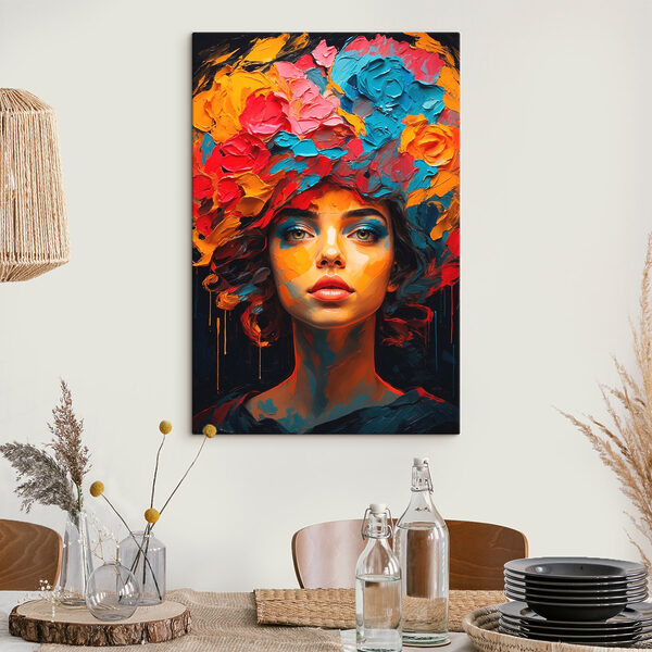 Femeie cu flori colorate pe cap Femeie cu flori colorate pe cap