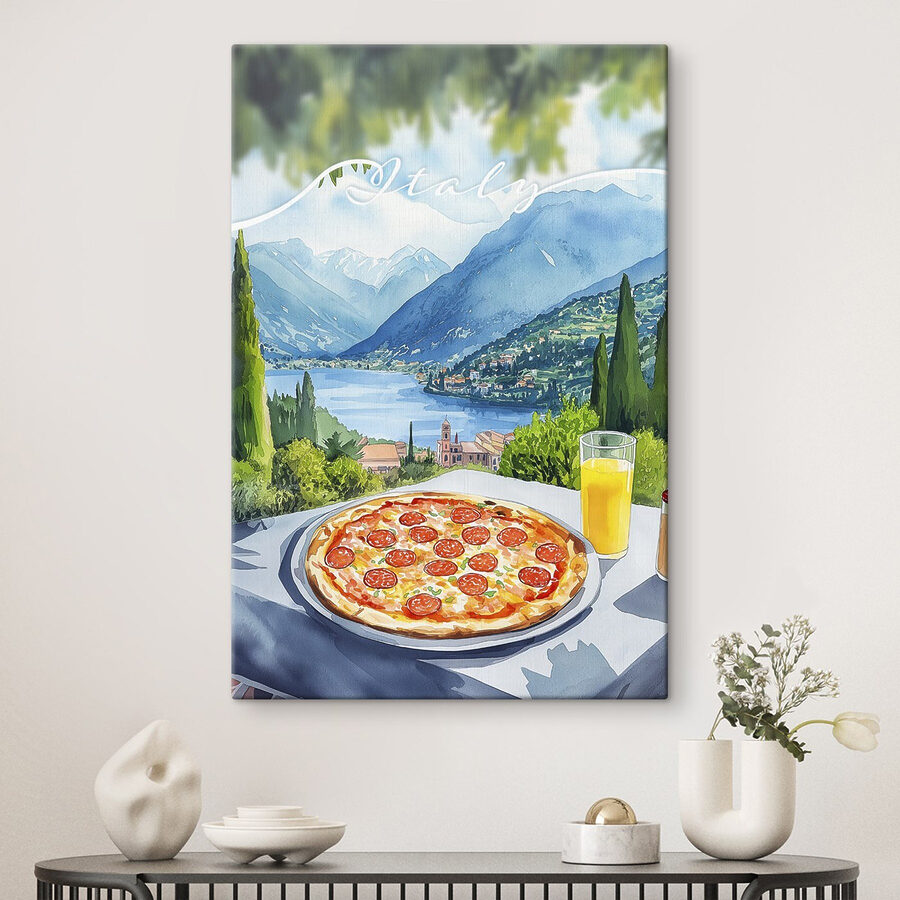 Pizza și suc pe o masă cu munți și copaci Pizza și suc pe o masă cu munți și copaci
