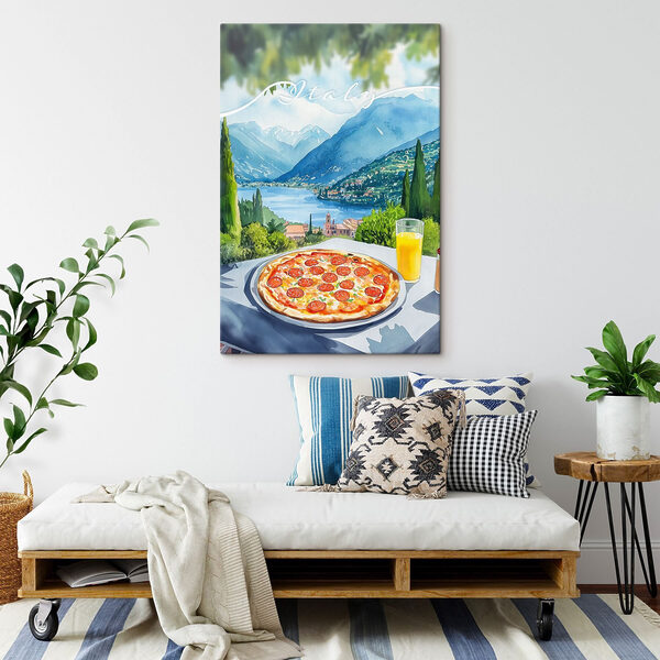 Pizza și suc pe o masă cu munți și copaci Pizza și suc pe o masă cu munți și copaci