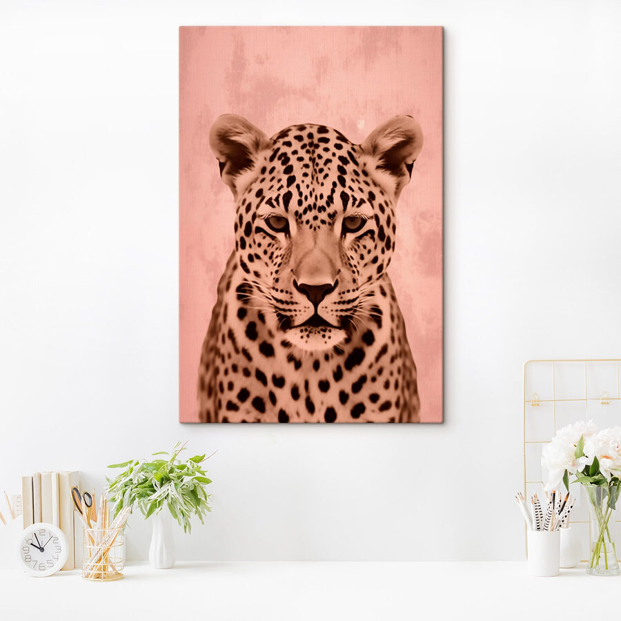 Leopard maiestuos în tonuri moi.