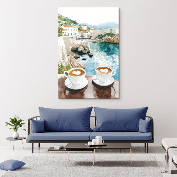 Două cești de cafea cu o spumă în formă de inimă deasupra unei mese cu vedere la un corp de apă Două cești de cafea cu o spumă în formă de inimă deasupra unei mese cu vedere la un corp de apă