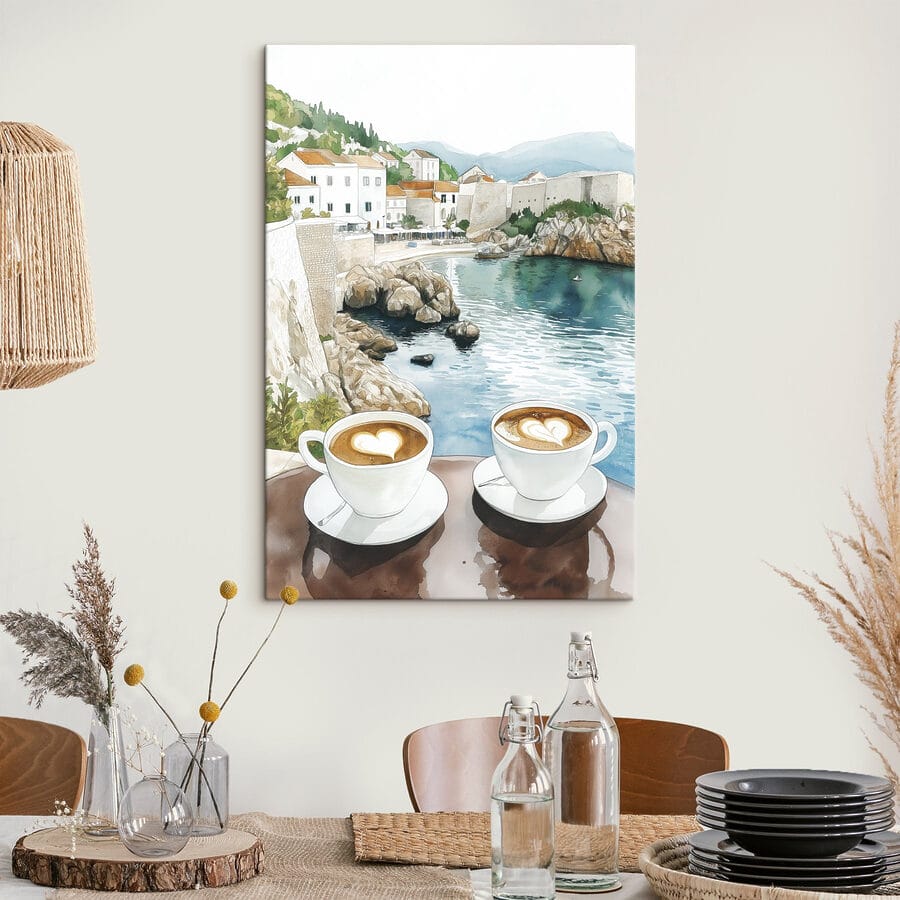 Două cești de cafea cu o spumă în formă de inimă deasupra unei mese cu vedere la un corp de apă Două cești de cafea cu o spumă în formă de inimă deasupra unei mese cu vedere la un corp de apă