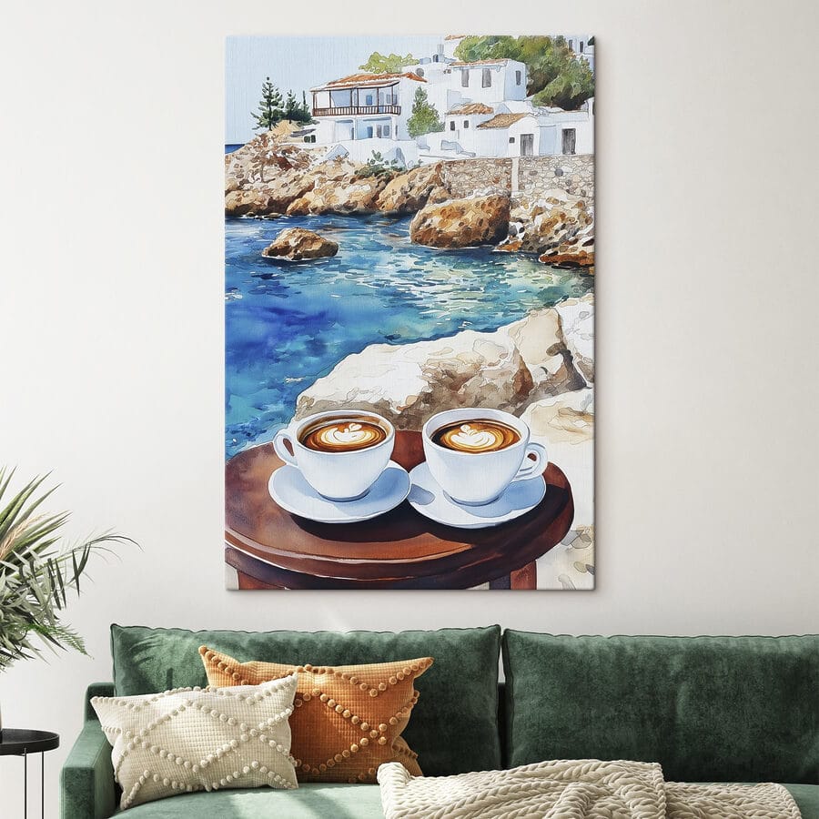 Două cești de cafea pe o masă lângă un corp de apă