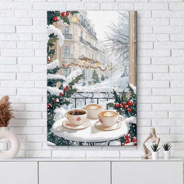 Cuplu de cești de cafea pe un balcon cu zăpadă și clădiri Cuplu de cești de cafea pe un balcon cu zăpadă și clădiri