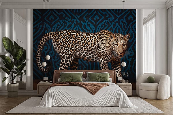 Leopard în picioare pe o podea de lemn Leopard în picioare pe o podea de lemn