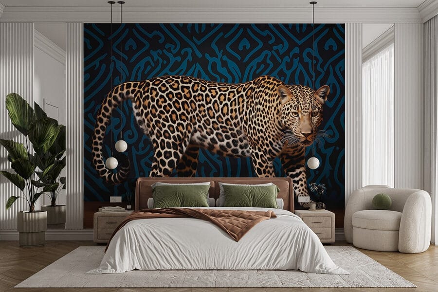 Leopard în picioare pe o podea de lemn
