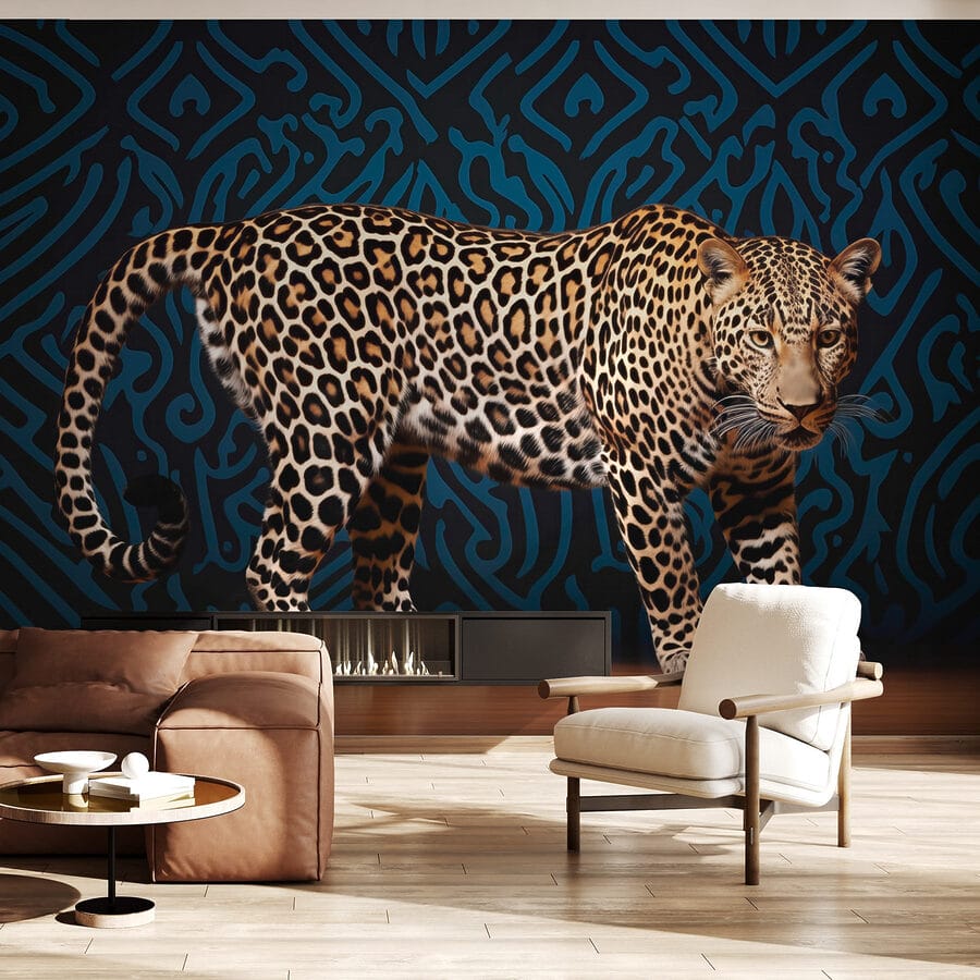 Leopard în picioare pe o podea de lemn