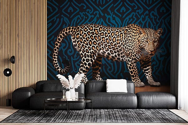 Leopard în picioare pe o podea de lemn Leopard în picioare pe o podea de lemn