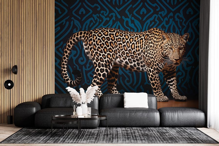 Leopard în picioare pe o podea de lemn