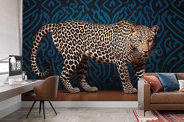 Leopard în picioare pe o podea de lemn Leopard în picioare pe o podea de lemn