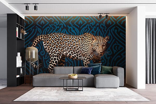 Leopard în picioare pe o podea de lemn Leopard în picioare pe o podea de lemn