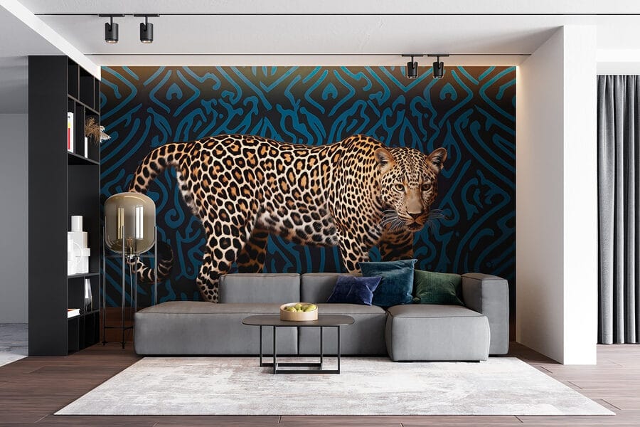 Leopard în picioare pe o podea de lemn