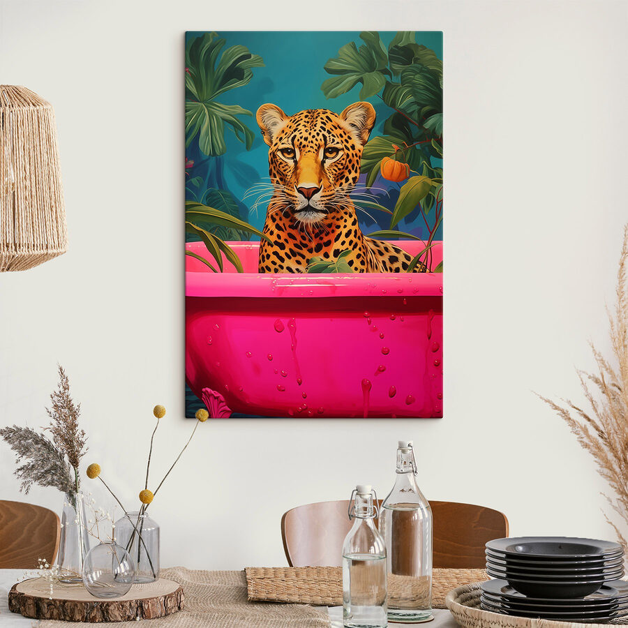 Cheetah într-o cadă roz cu plante