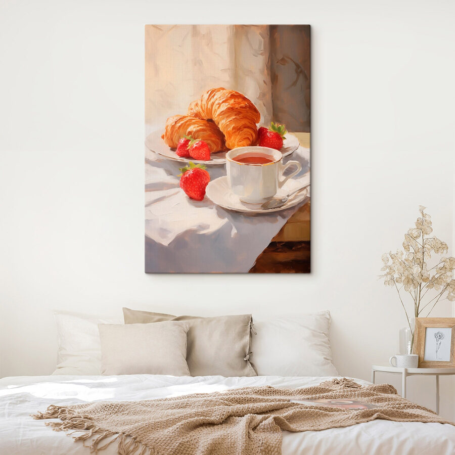 Croissant și căpșuni pe o farfurie