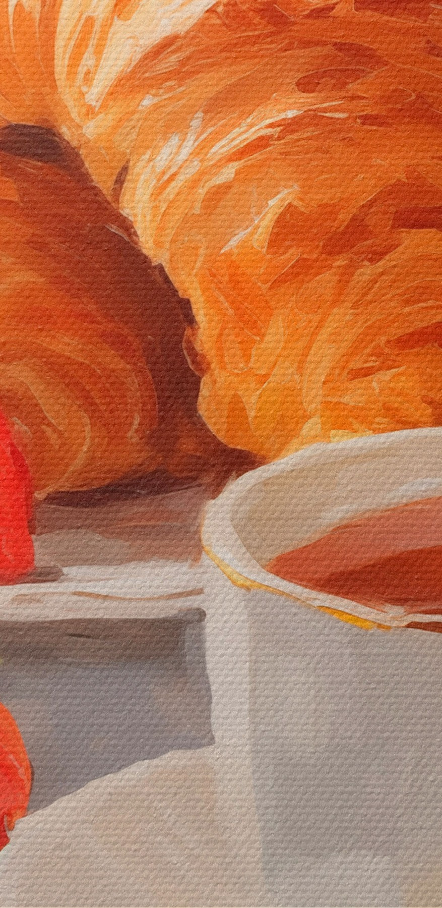 Croissant și căpșuni pe o farfurie