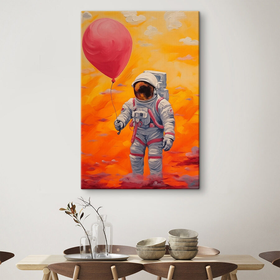 Un astronaut care ține un balon