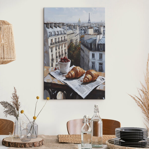 Ceașcă de cafea și croissante pe o masă cu clădiri în fundal Ceașcă de cafea și croissante pe o masă cu clădiri în fundal