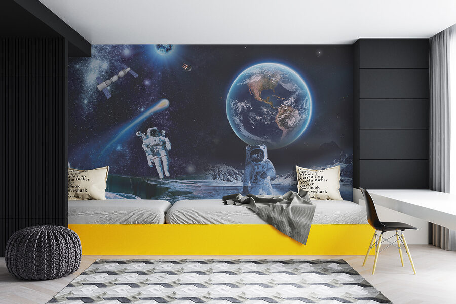 Astronauți pe o lună