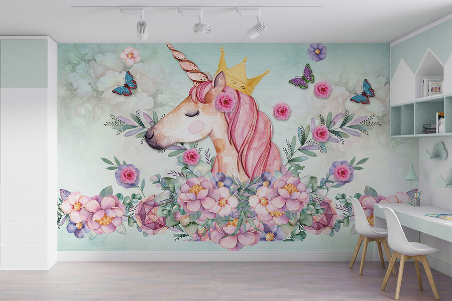 Acuarelă unicorn cu o coroană și flori