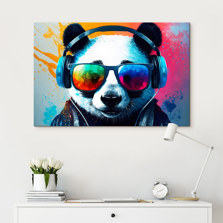 Un panda care poartă căști și ochelari de soare