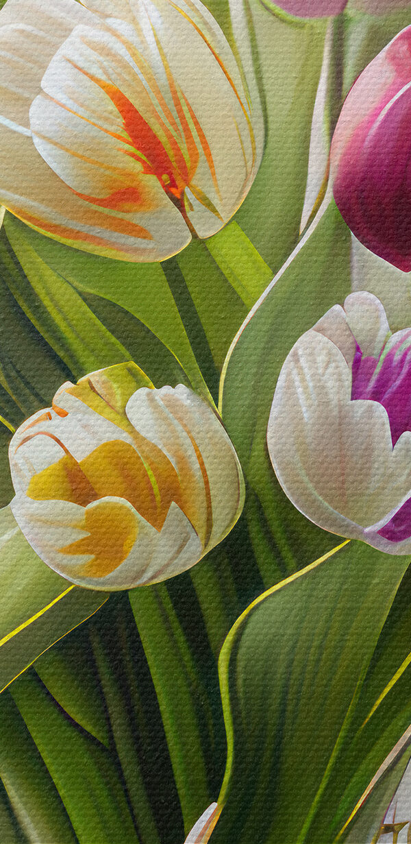 Un buchet de lalele într-o vază de sticlă s31219pzvl 600x1231 - Un buchet de lalele într-o vază de sticlă