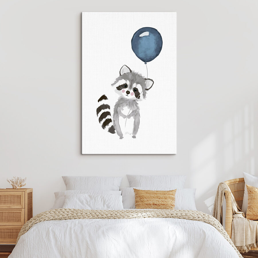 Un raton care ține un balon