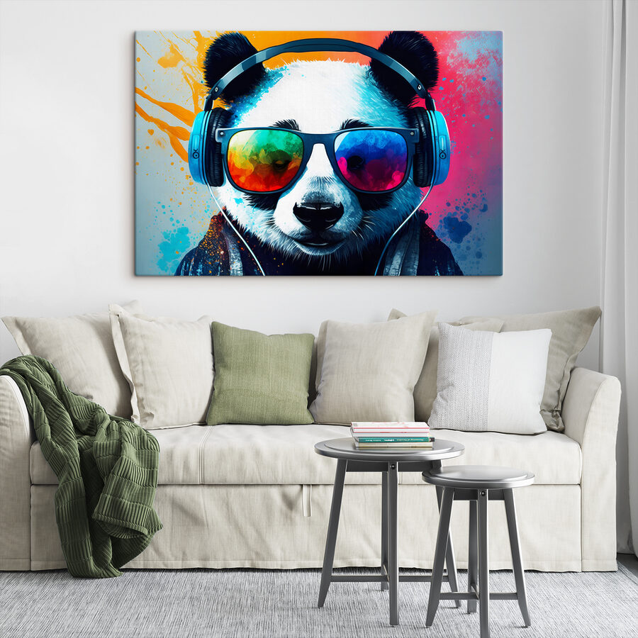 Un panda care poartă căști și ochelari de soare