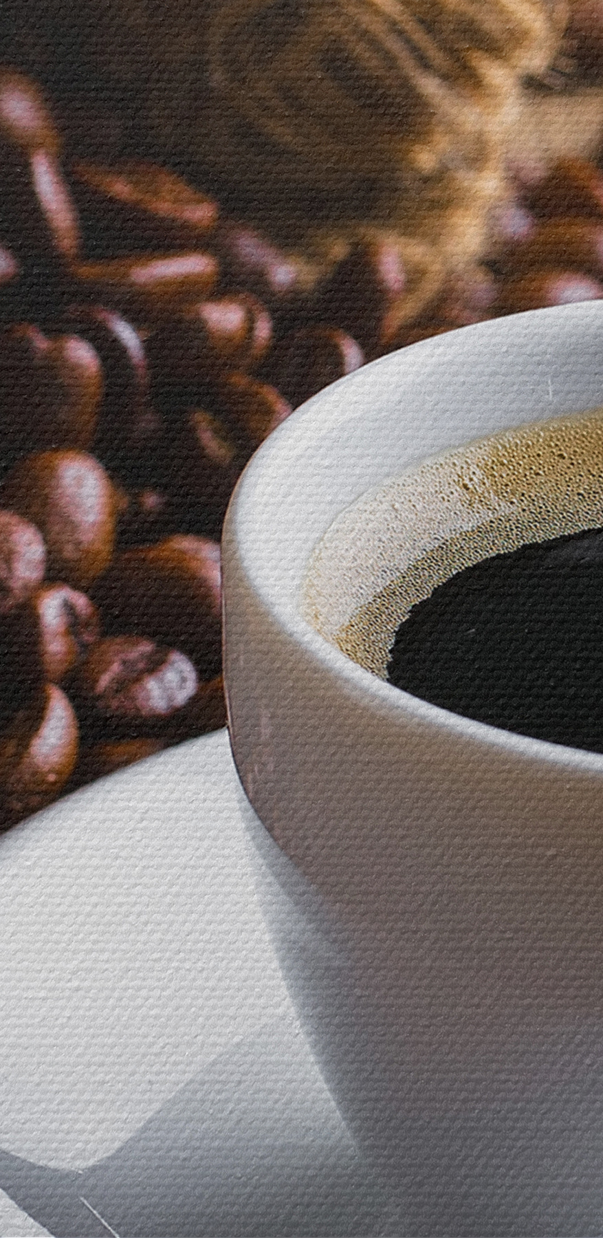 O ceașcă de cafea și o pungă de boabe de cafea
