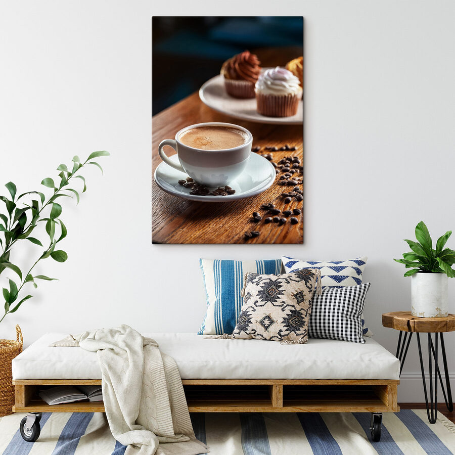 Ceașcă de cafea și cupcakes pe o masă