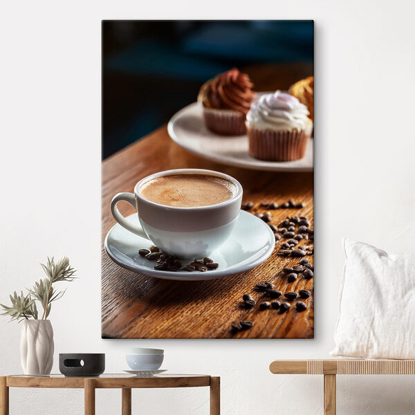 Ceașcă de cafea și cupcakes pe o masă Ceașcă de cafea și cupcakes pe o masă