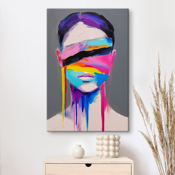 Pictura de o femeie cu vopsea colorată pe fata ei Pictura de o femeie cu vopsea colorată pe fata ei