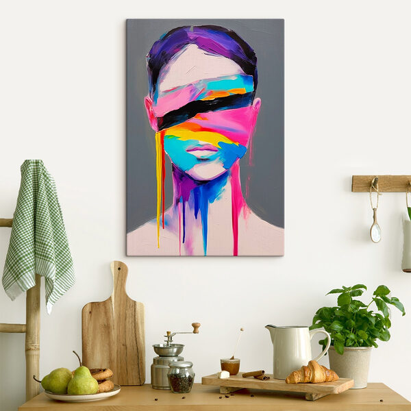 Pictura de o femeie cu vopsea colorată pe fata ei Pictura de o femeie cu vopsea colorată pe fata ei