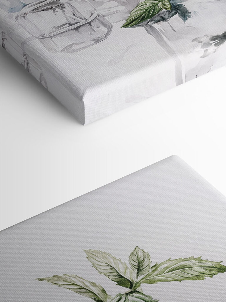 Glass with ice and lime on top