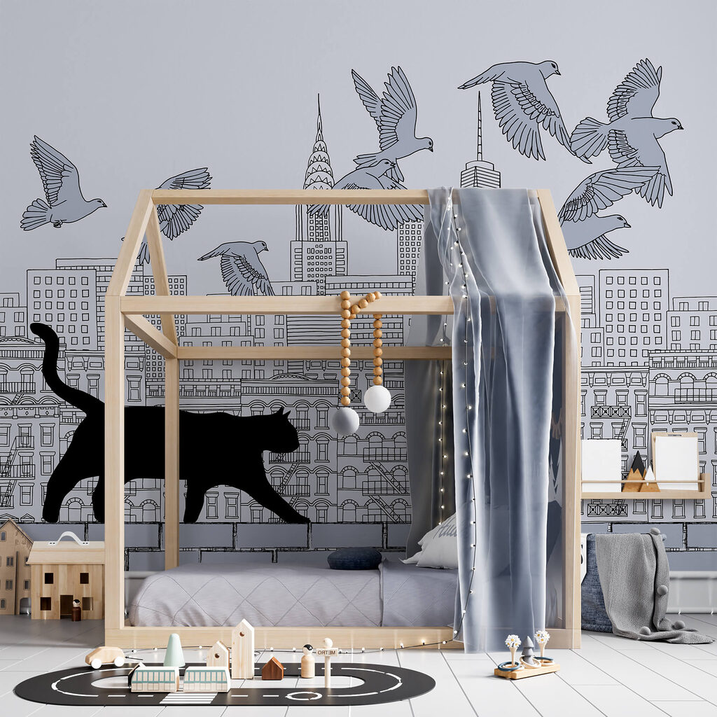 Pisică mergând pe un perete cu păsări zburând pe cer