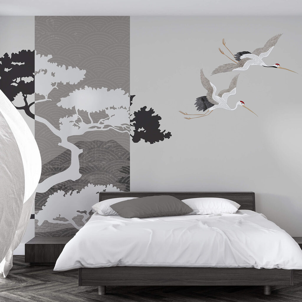 Cuplu de cocori care zboară lângă un copac