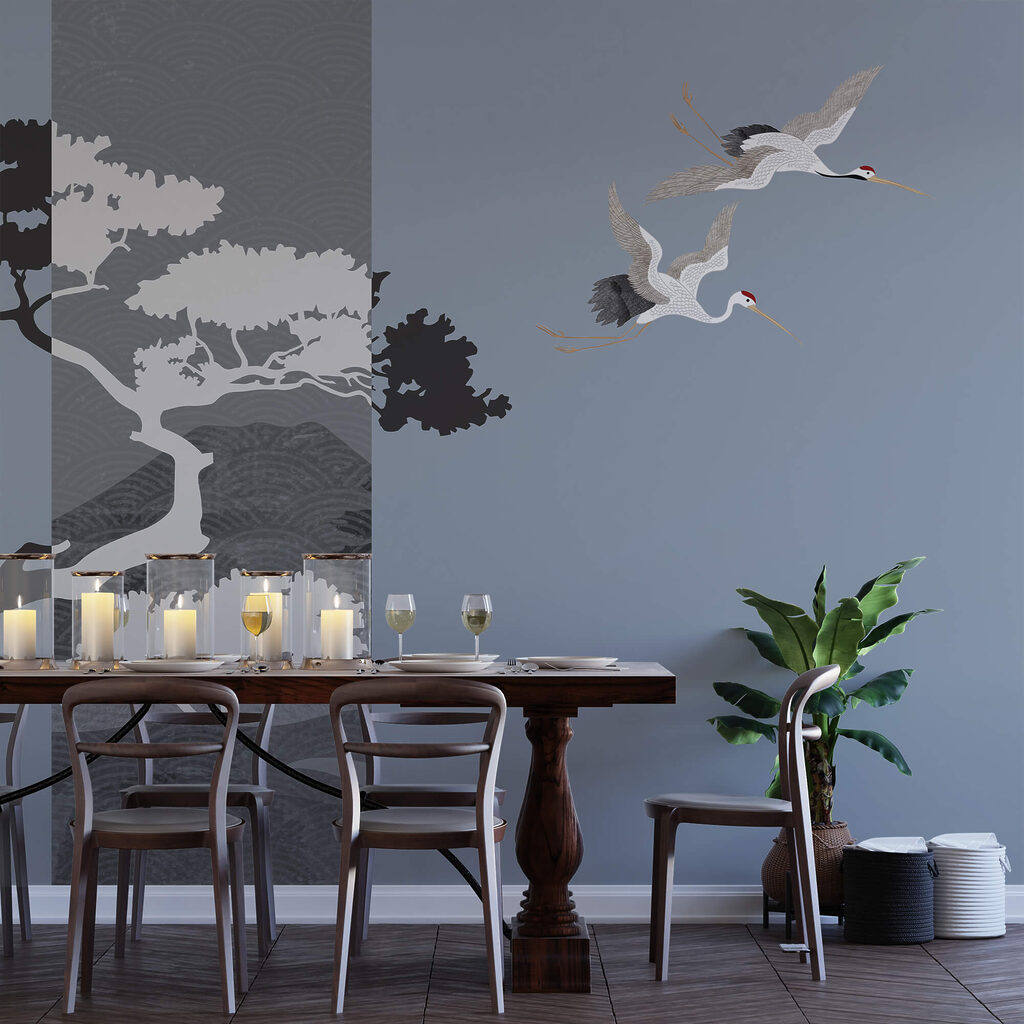 Cuplu de cocori care zboară lângă un copac