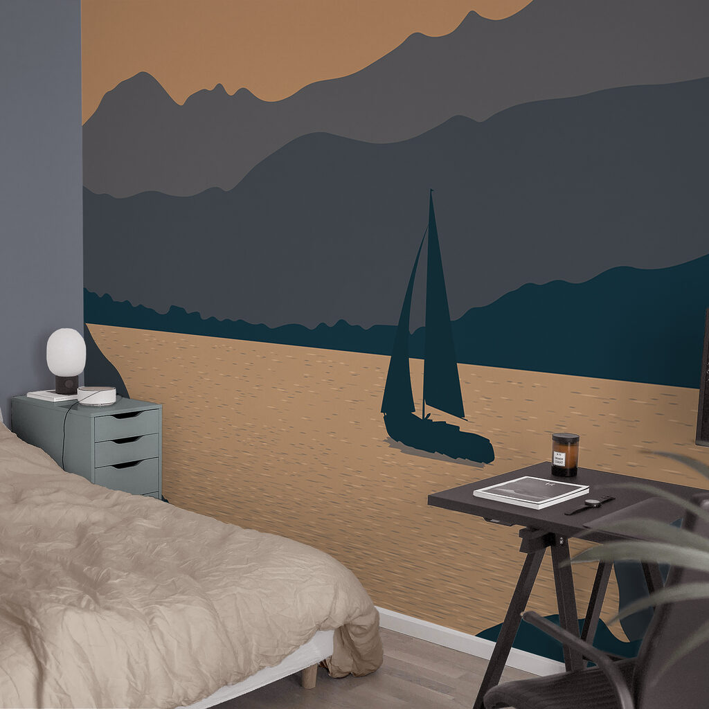 Sailboat pe apă cu munți în fundal