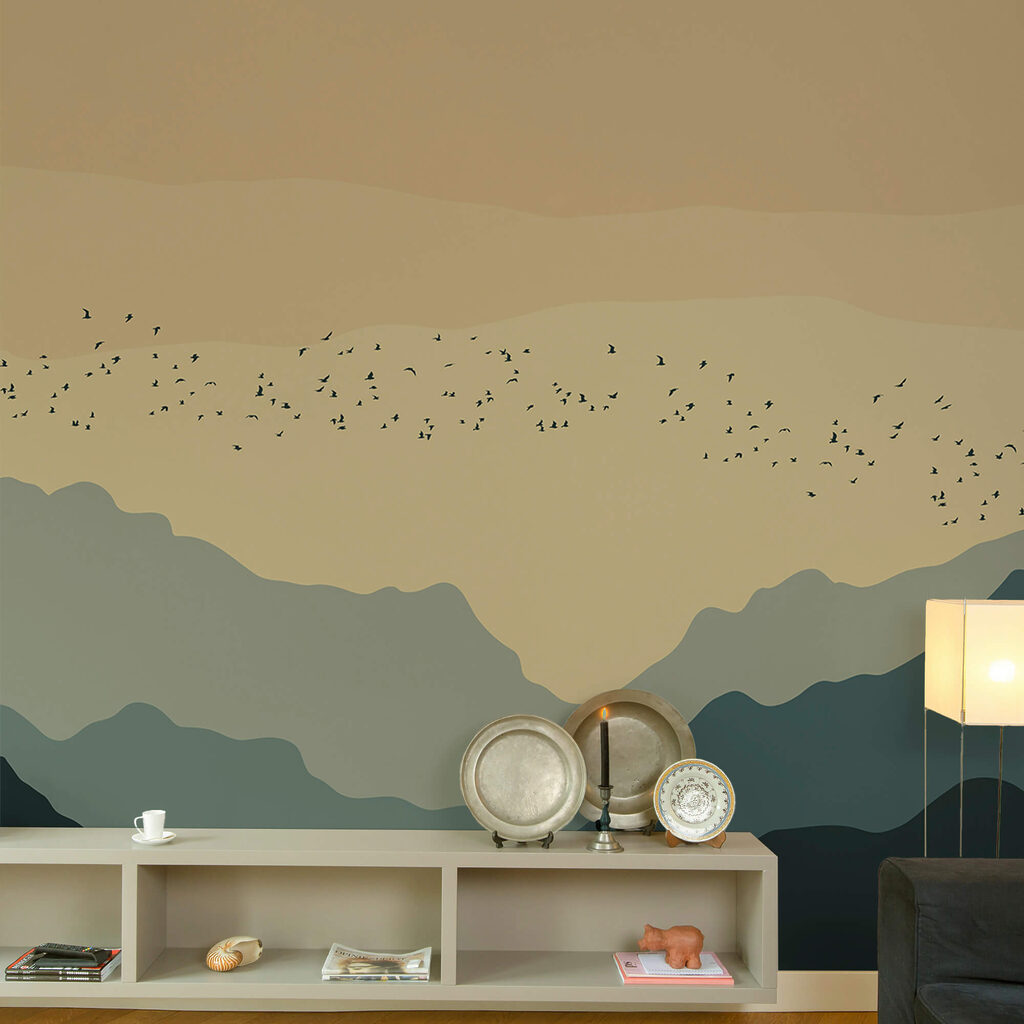 Grup de păsări care zboară peste munți