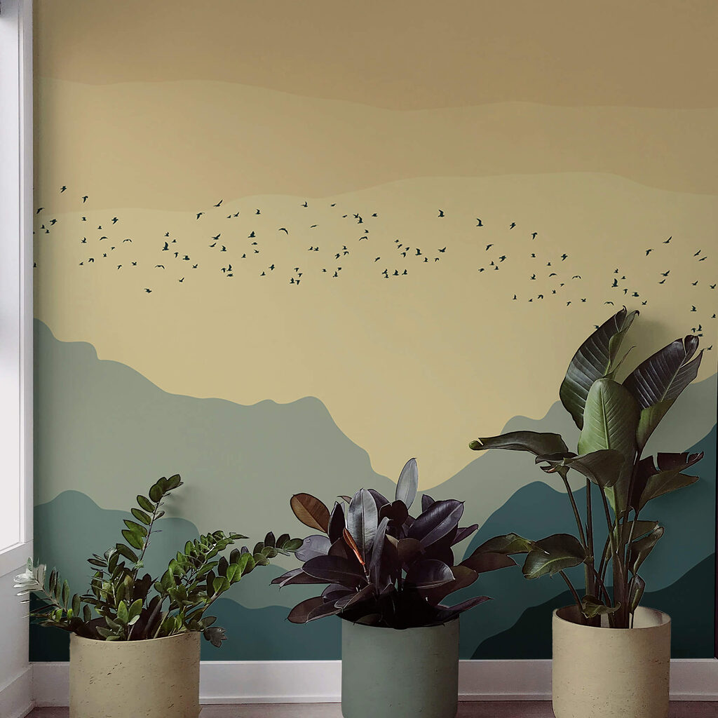 Grup de păsări care zboară peste munți