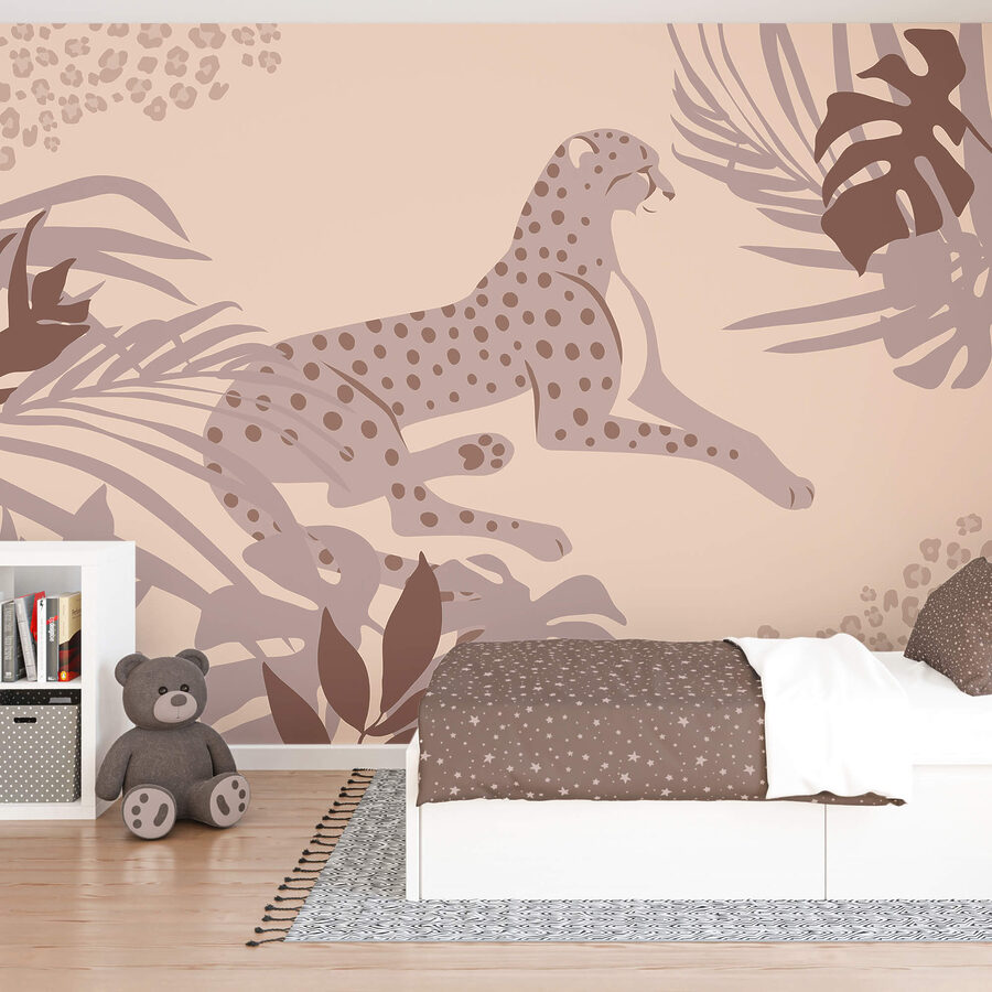Cheetah culcat cu plante