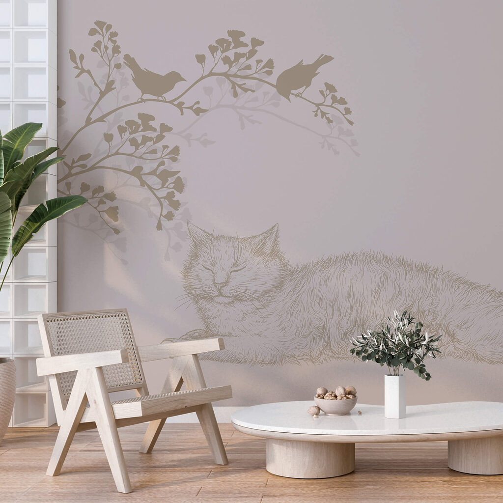 Pisică întinsă pe o creangă de copac