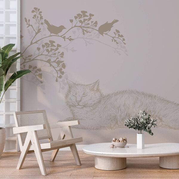 Pisică întinsă pe o creangă de copac