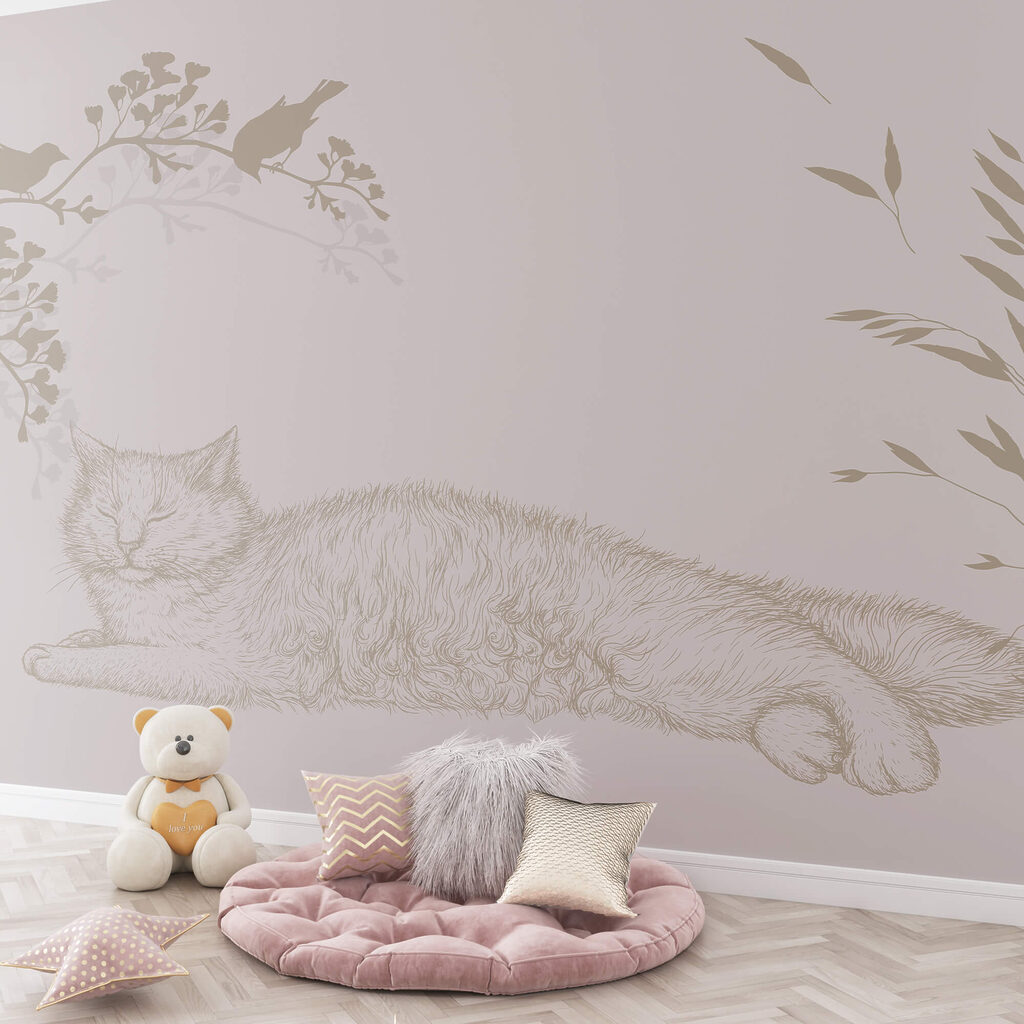 Pisică întinsă pe o creangă de copac