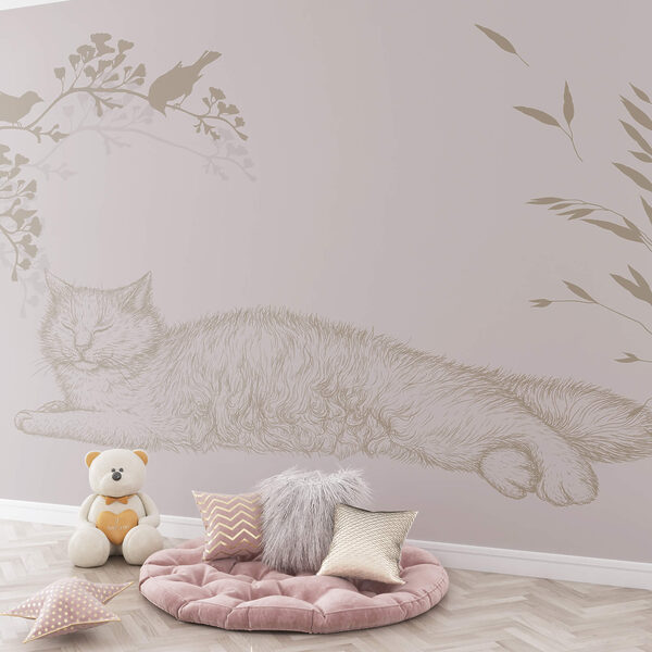 Pisică întinsă pe o creangă de copac