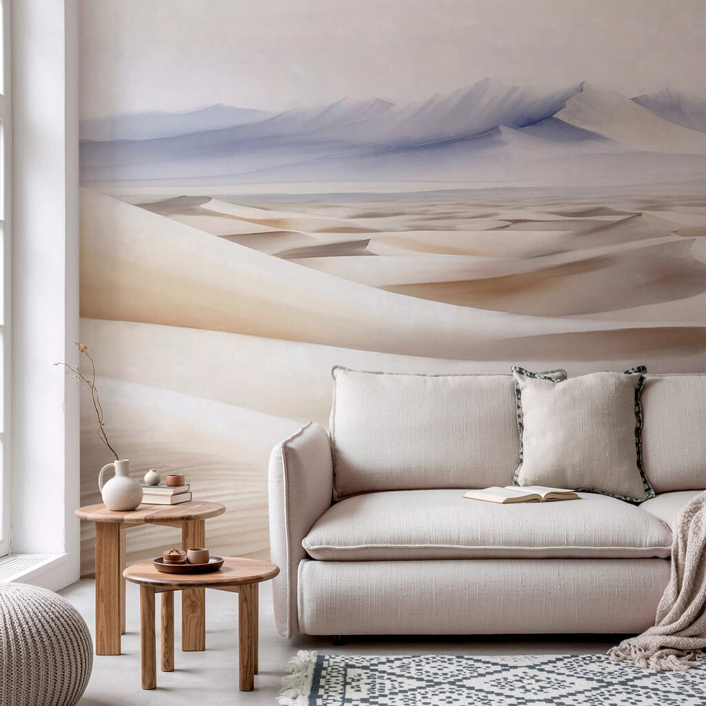 Peisaj deșertic cu munți în fundal