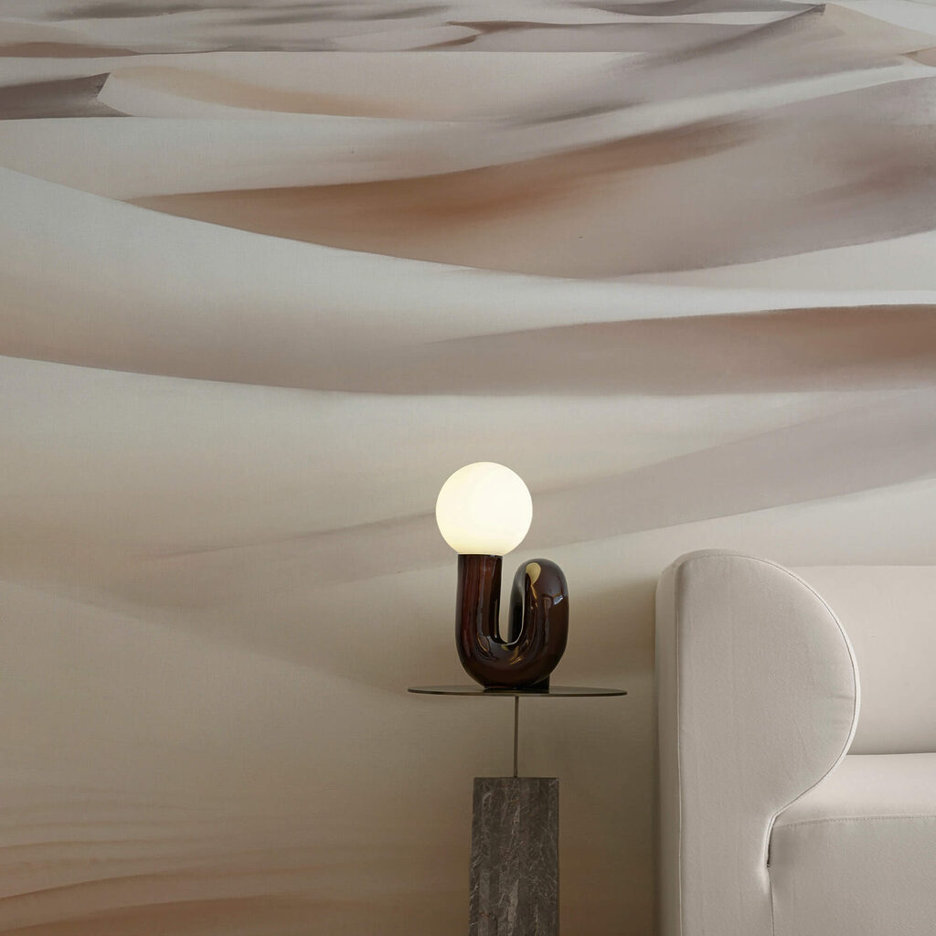 Peisaj deșertic cu munți în fundal