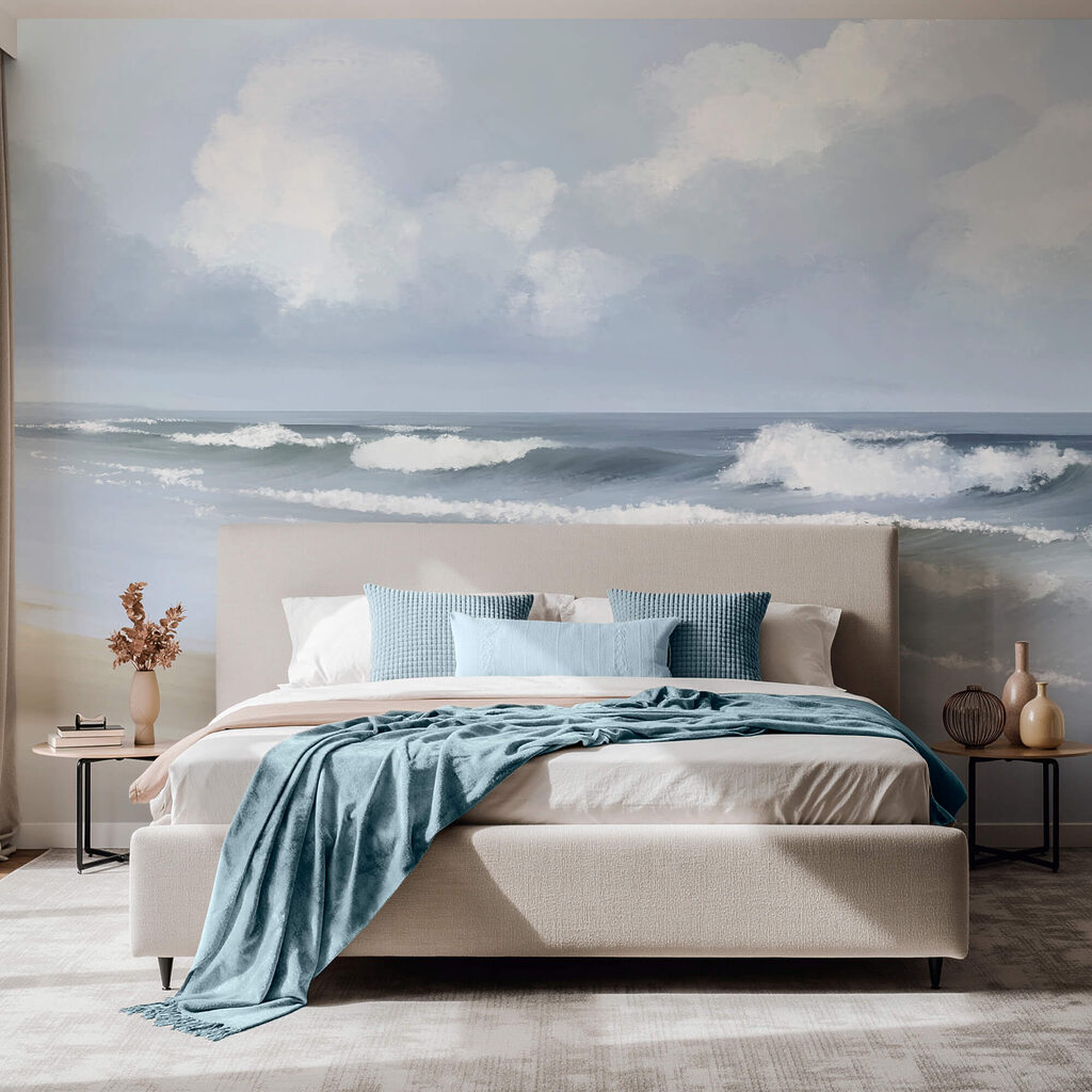 Plajă cu valuri care se sparg de țărm