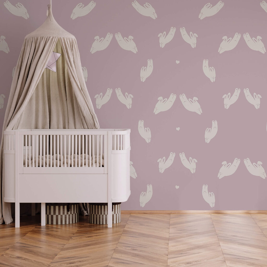 Model cu iepuri pe fundal violet