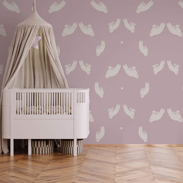 Model cu iepuri pe fundal violet